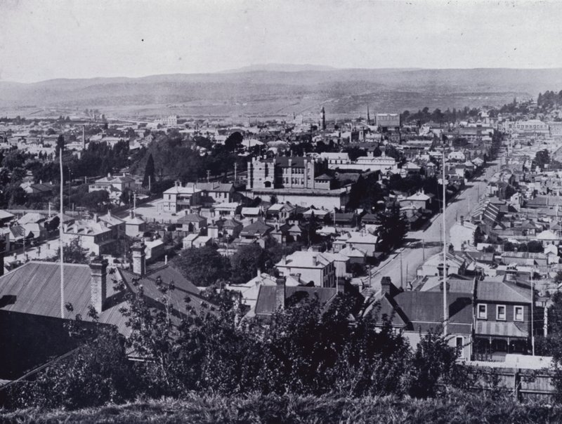 Launceston: Uitzicht vanaf Upper Brisbane Street, met uitzicht op Brisbane en Paterson Streets, State High School in het midden door Stephen Spurling