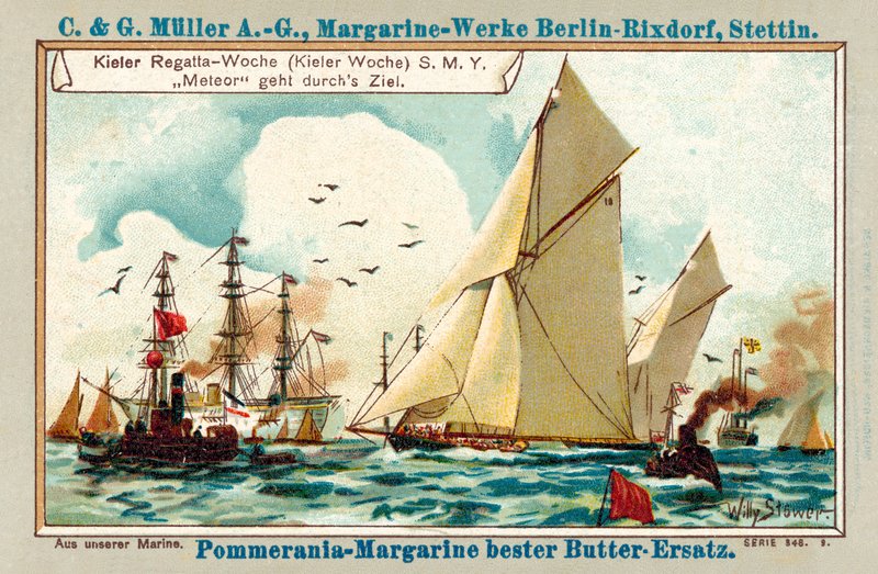 De jacht van de keizer Meteor passeert de finish tijdens de Kiel Week regatta door Stoewer Willy