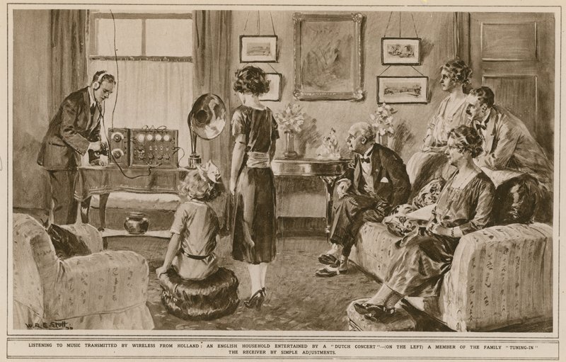 Luisteren naar muziek uitgezonden via draadloos vanuit Nederland door W.R.S. Stott