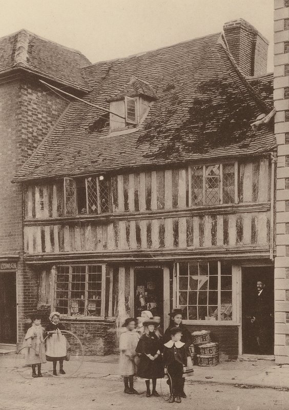 In Tenterden, Kent door William Galsworthy Davie