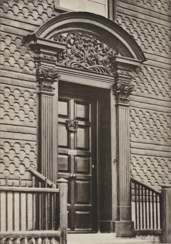 Deur, Cranbrook, Kent (zwart-wit foto) door William Galsworthy Davie