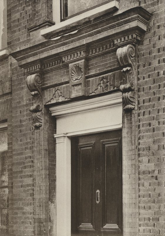 Deur, Longbridge House, Farnham, Surrey (zw/w foto) door William Galsworthy Davie
