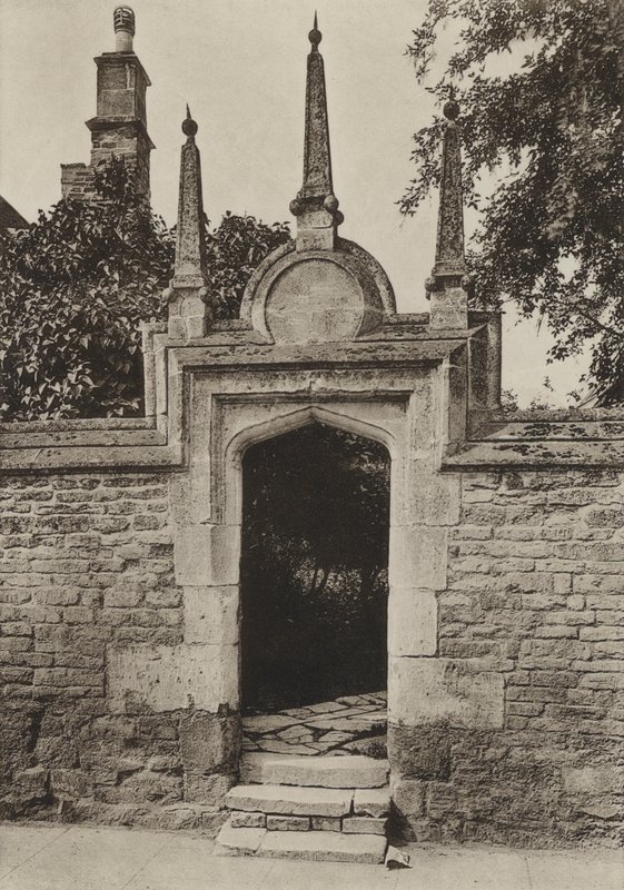 Deur, Paynis Almshouses, Oundle door William Galsworthy Davie