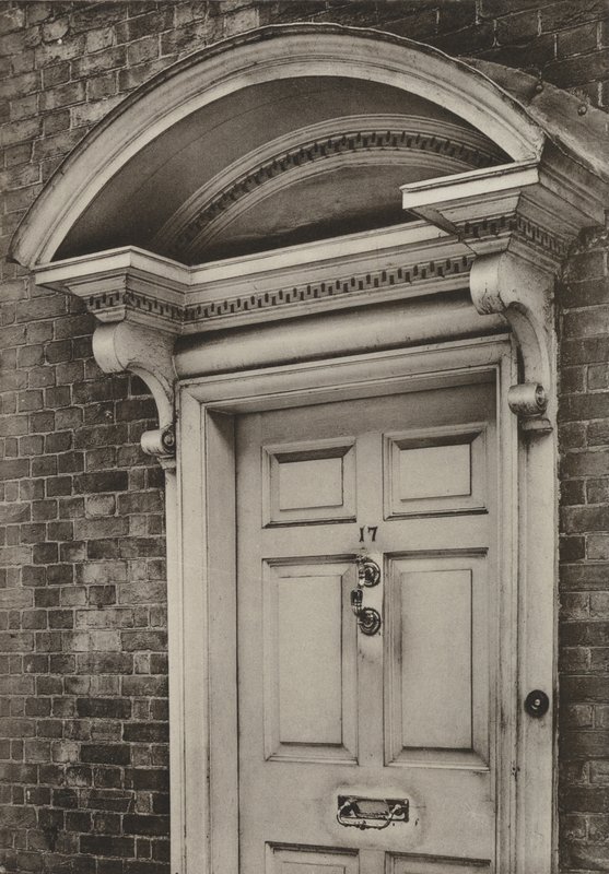 Deur, The Causeway, Horsham, Sussex (zwart-wit foto) door William Galsworthy Davie