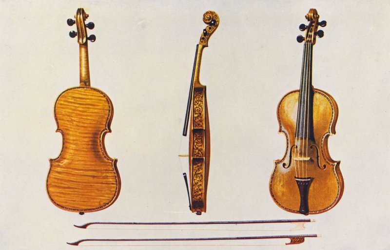 Muziekinstrumenten: Viool, de Hellier Stradivarius, en twee oude strijkstokken bekend om de fluitering door William Gibb