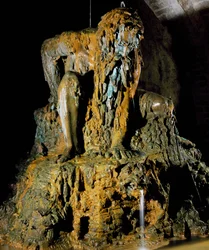 Apennijnse kolos, vrije interpretatie van een werk van Giambologna (1529-1608) voor architect Bernardo Buontalenti (ca. 1531-1608) in de tuin van Villa Demidoff in Toscane, Italië