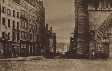 La rue du Cloitre-Notre-Dame, gezien vanaf het Parvis rond 1865