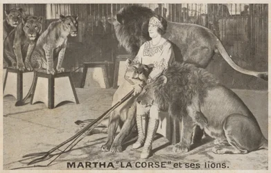 Martha "La Corse" en haar leeuwen (zwart-wit foto)
