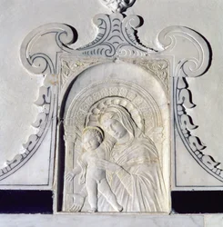 Bas-reliëf van een Madonna en Kind