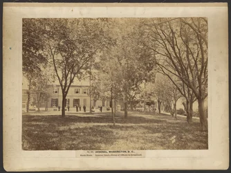 Nr. 242. Arsenaal, Washington, D.C., noordelijke voorkant. Binnenplaats. Groep officieren op de voorgrond.