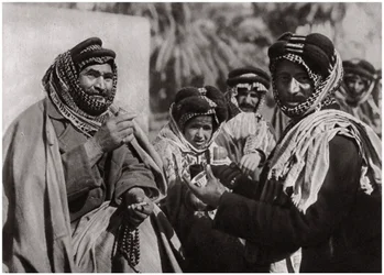 Een sjeik geniet van de beroemde Arabische koffie, Irak, 1925