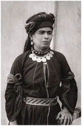 Koerdische dame in haar beste kostuum, Irak, 1925