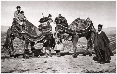 Pelgrims met hun kamelen op weg naar Karbala, Irak, 1925