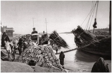 Lading lossen van een boot, Muhaila, Bagdad, Irak, 1925