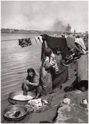 Wasvrouwen aan de oevers van de Tigris, Bagdad, Irak, 1925