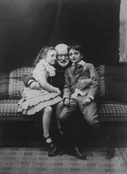 Victor Hugo (1802-85) en zijn kleinkinderen Georges en Jeanne, 1881