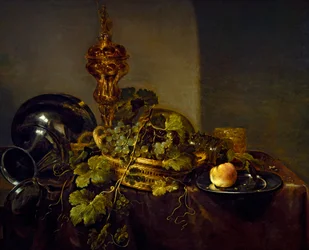 Stilleven met een mand druiven en een gouden beker