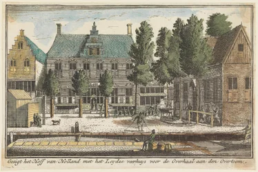 Gezicht op het Hof van Holland met het Leidse veerhuis voor de overhaal aan den Overtoom