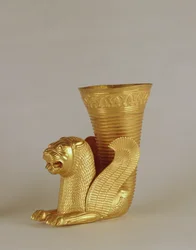 Rhyton in de vorm van een zittende leeuw-monster, uit Hamadan, Iran