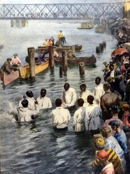 Doopceremonie in de Cedar River in Iowa (VS) van zwarte leden van de Church of God sekte. Ill. van A. Beltrame. La Domenica del Corriere