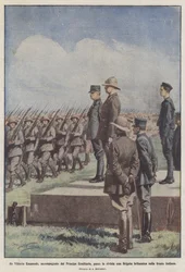 Koning Victor Emanuel, vergezeld door de kroonprins, inspecteert een brigade