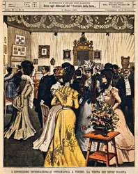 De hertogen van Aosta bezoeken de Internationale Fotografietentoonstelling in Turijn, door Achille Beltrame (1871-1945), uit La Domenica del Corriere, 4 maart 1900
