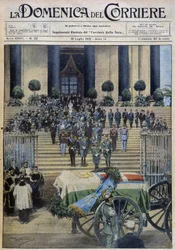 De zegening van de stoffelijke resten van de Hertog van Aosta in Turijn, nadat de begrafenisstoet de hele stad was gepasseerd - dess. de A. Beltrame in 