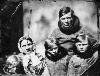 Deense ambtenaar (Hans Elberg) en familie