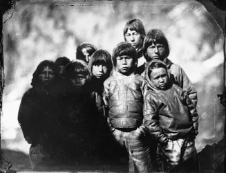 Groepsportret van Inuit-jongens