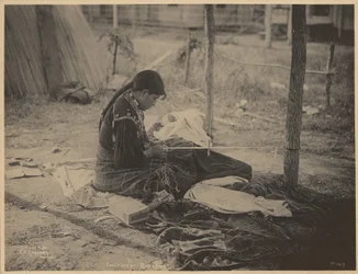 [Vrouw van de Meskwaki Natie bezig met kralenwerk].
