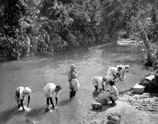 Vrouwen die kleding wassen in de rivier, Port Antonio, Jamaica, ca. 1905