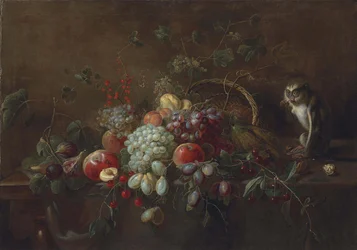 Druiven, appels, pruimen, vijgen en ander fruit op een deels gedrapeerde houten tafel, een aap die walnoten eet bij een omgekeerde gevlochten mand