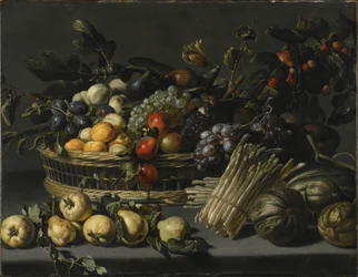 Stilleven met fruit hoog opgestapeld in een mand, omringd door kweeperen, meloenen en asperges op een richel