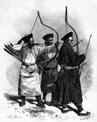 Portretten van drie Chinese boogschutters in traditionele kostuums, in de jaren 1870. Gravure naar een tekening van Marie, naar een foto van Thomson, in Le Tour du Monde, Nouveau journal des Voyages, onder redactie van Edouard Charton, Parijs