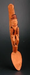 Figuur van een Europese man zittend op de steel van een lepel, Zuidoost-Afrika, eind 19e eeuw
