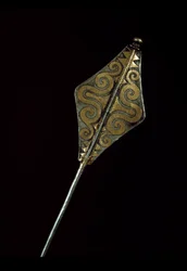 Prehistorie: zilveren broche ingelegd met goud van de Tresor van Borodino (Odessa regio). 1500 v.Chr. Bronstijd. Moskou, Staats Historisch Museum