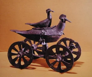Votiefwagen in de vorm van twee vogels, uit Glasinac nabij Sarajevo
