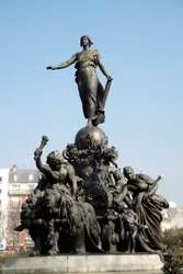 De tank van de natie of triomf van de Republiek. Symbool van algemeen kiesrecht. Staande op een tank aangedreven door twee leeuwen (symbool van volkskracht), wordt Marianne omringd door de allegorieën van Arbeid, Rechtvaardigheid, Vrede en overvloed. Er om