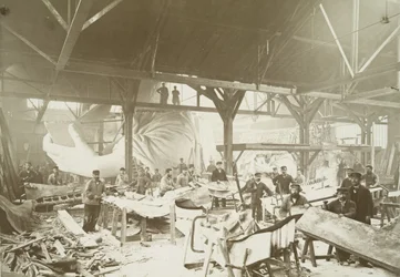 Mannen in een werkplaats die koperen platen hameren voor de bouw van het Vrijheidsbeeld, 1883