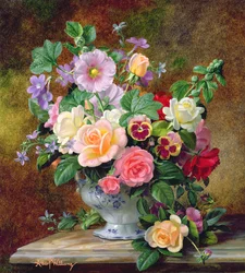 Rozen, viooltjes en andere bloemen in een vaas