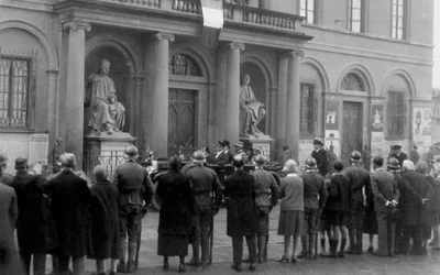 Mensenmassa op Piazza Duomo ter gelegenheid van het bezoek van Koning Vittorio Emanuele III in Florence