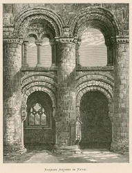 Jedburgh Abbey, Normandische bogen in het schip