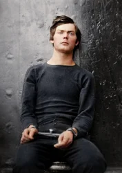 Lewis Powell met polsboeien aan boord van de USS Saugus, 1865