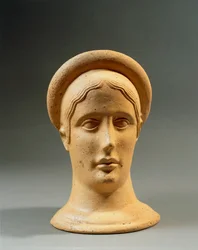 Close-up van een bronzen votief vrouwenhoofd met een muts, Italische beschaving, 4e-3e eeuw v.Chr.
