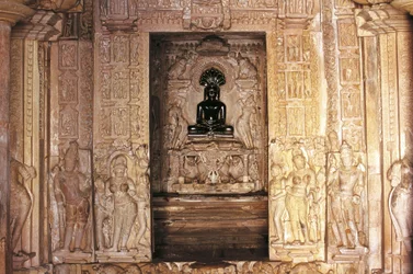 Ingang en altaar, Parshvanatha-tempel, Khajuraho-groep van Monumenten (UNESCO Werelderfgoedlijst)