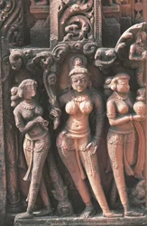 Beeldhouwwerk met vrouwelijke figuren, Jain-tempel nr. 16, Deogarh, Uttar Pradesh, India, 8e-17e eeuw