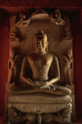 Tirthankara-standbeeld, Jain-tempel nr. 24, Deogarh, Uttar Pradesh, India, 8e-17e eeuw