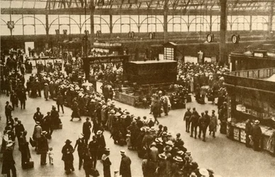 Een rij vakantiegangers die op treinen wachten op station Waterloo, Londen, 1930.