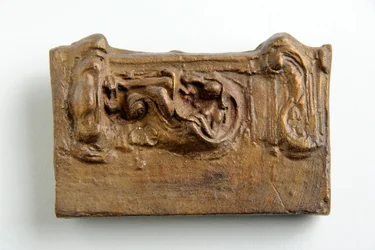 Maquette voor een paneel met een zittend figuur (geschilderd gips)