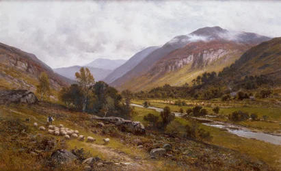 Een rivierdal met een bergachtig landschap daarachter